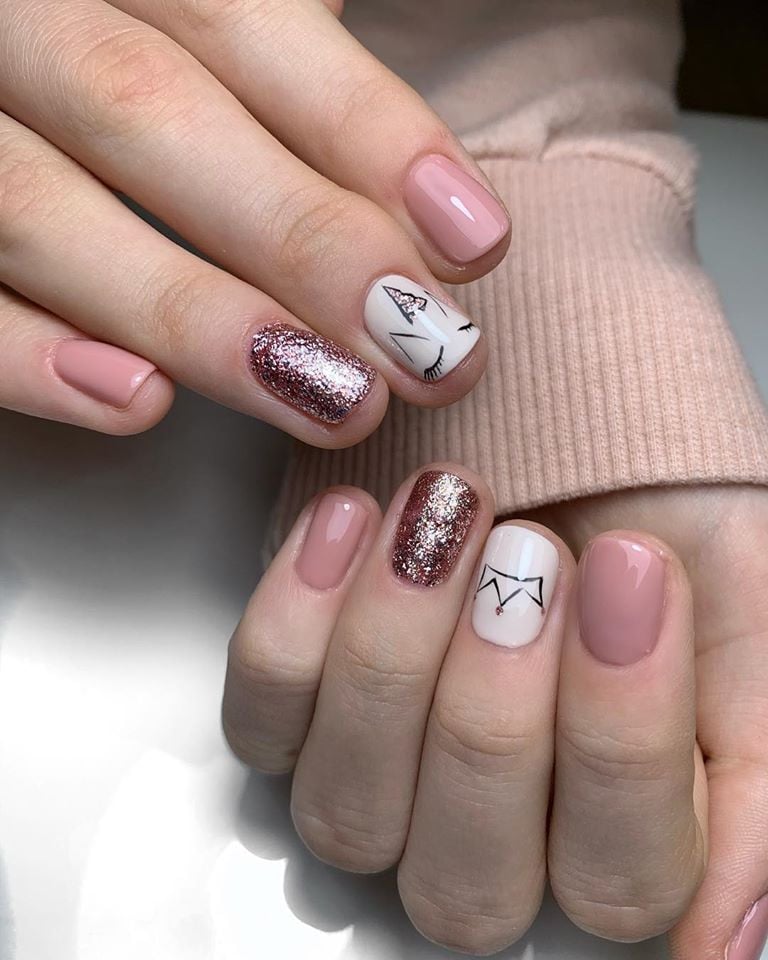 Маникюр с блестками рисунком розовый, фото - Студия красоты Flamingo Beauty Bar