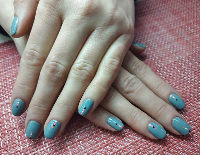 Маникюр с рисунком точками минимализм, фото - Студия красоты Salon For You