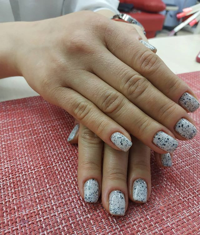 Маникюр на короткие ногти квадратные серый, фото - Студия красоты Salon For You