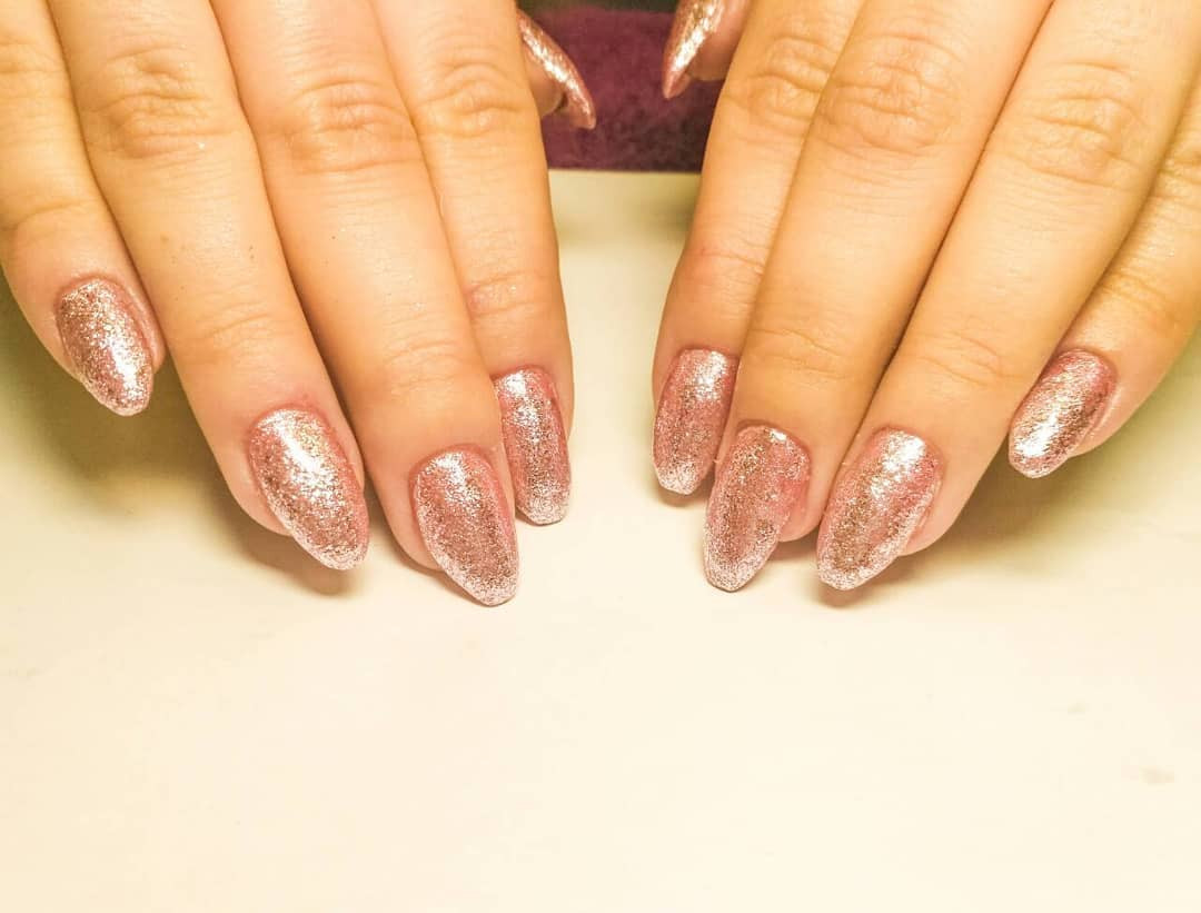 Маникюр с блестками розовый на овальные ногти, фото - Студия красоты Diamond Beauty Lounge