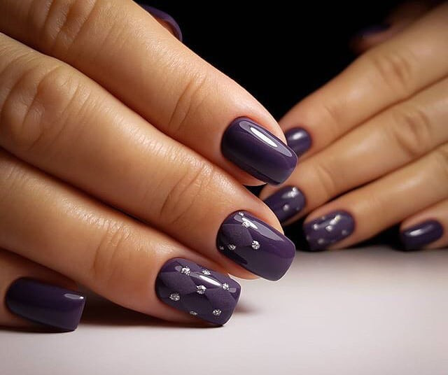 Манікюр на квадратні нігті фіолетовий зі стразами, фото - Студія краси Diamond Beauty Lounge