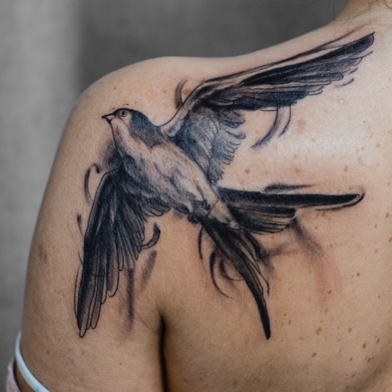 Для дівчат на плечі реалізм, фото - Тату салон Teta Tattoo