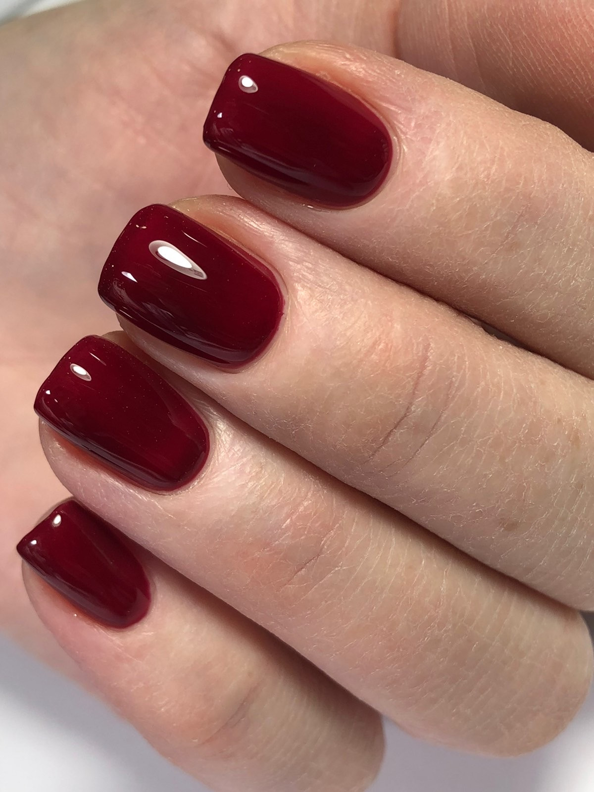 Класичний манікюр червоний на короткі нігті, фото - Студія краси Bla Bla Nail
