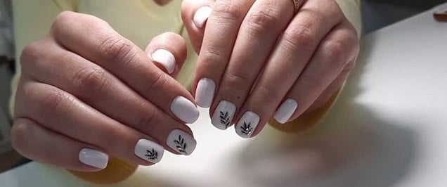 Білий манікюр з малюнком на квадратні нігті, фото -  Beauty & Mastery