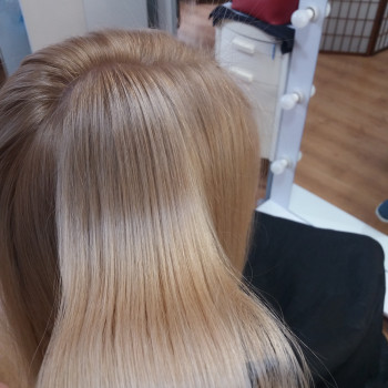 Освітлення коренів + фарбування довжини
                    Парикмахер Вячеслав Киев