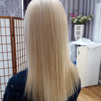 Освітлення коренів + фарбування довжини
                    Парикмахер Вячеслав Киев