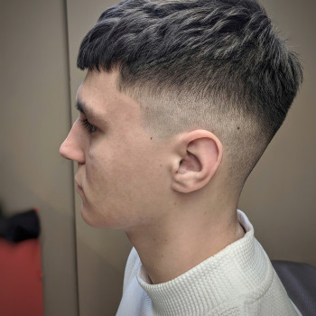 Мужская стрижка кроп оформление бровей, фото - Барбершоп Bar.t Barbershop