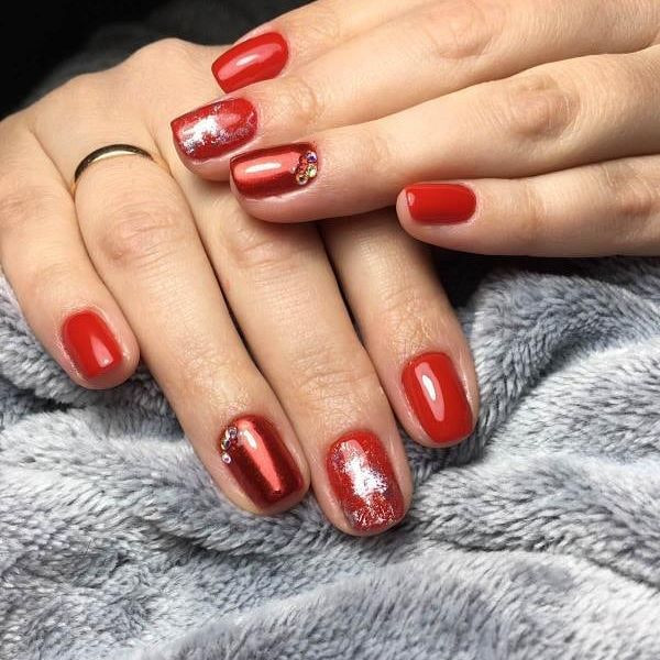 Красный маникюр на короткие ногти с блестками, фото - Студия красоты Beauty time