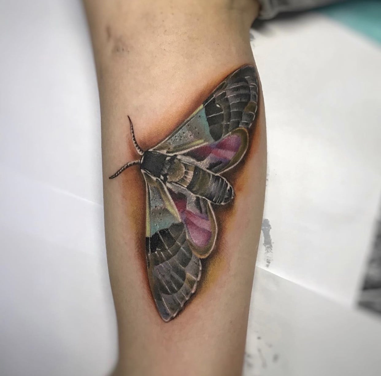 На нозі кольорові реалізм, фото - Тату салон Black Ink Tattoo Studio