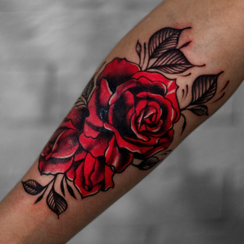 Кавер (перекрытие старого тату). Яркая и красочная алая роза, фото - Тату салон Teta Tattoo