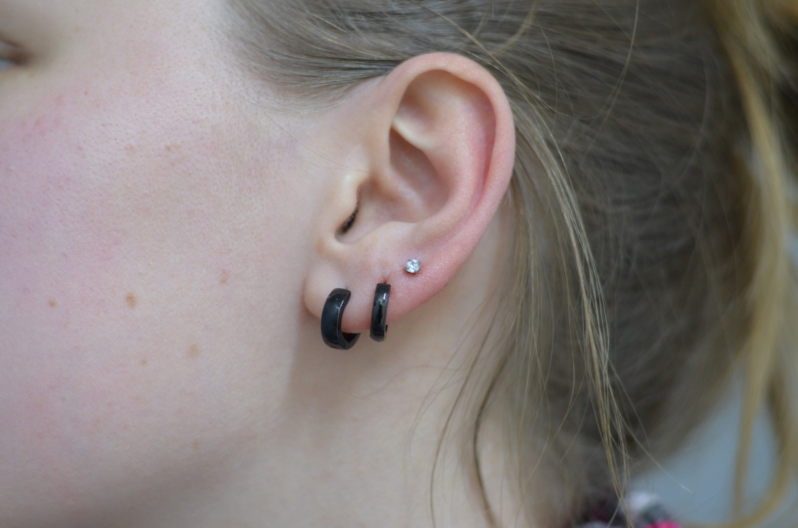 Пірсинг вуха мочки хелікс, фото - Тату салон Teta Tattoo