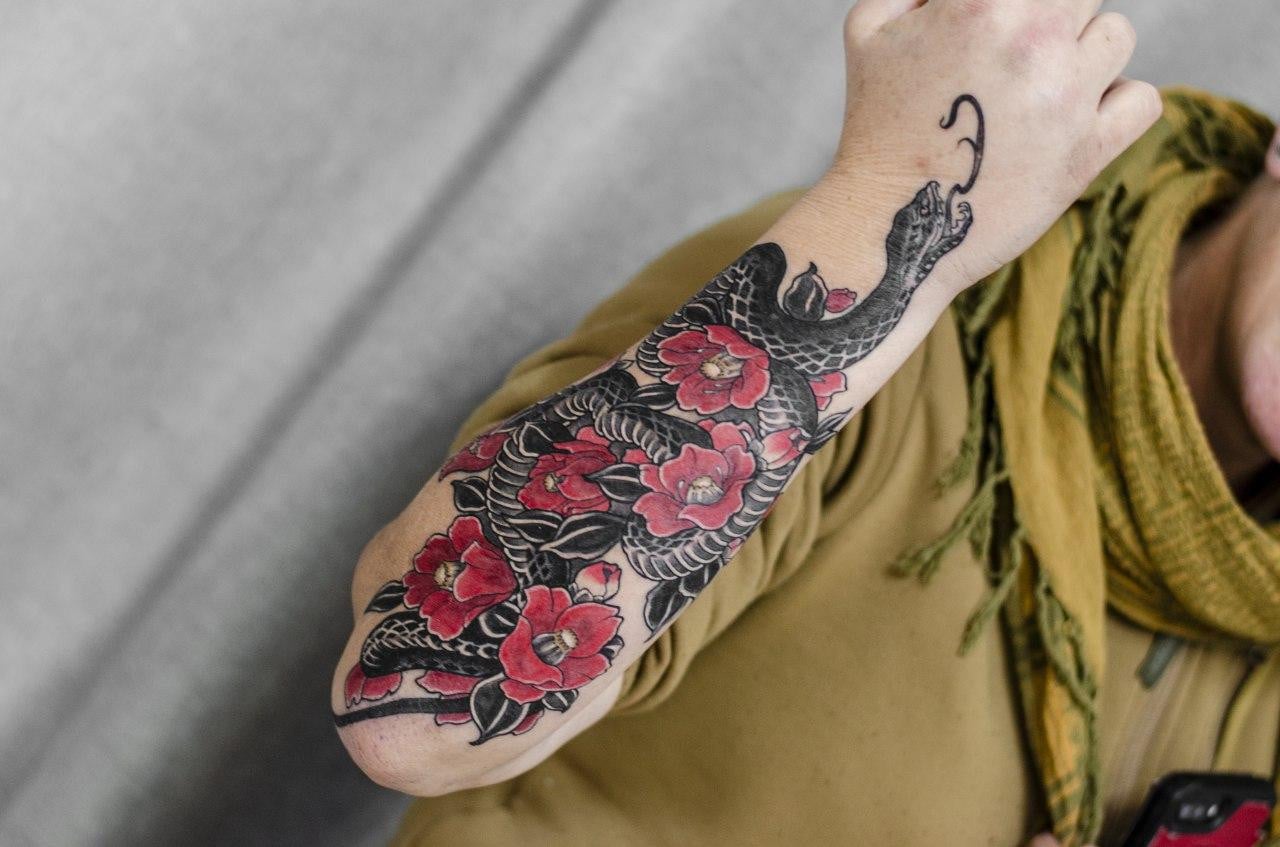 Змея на предплечье цветные, фото - Тату салон Teta Tattoo