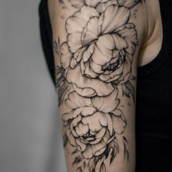 Тату на плече черно-белые пионы, фото - Тату салон Teta Tattoo