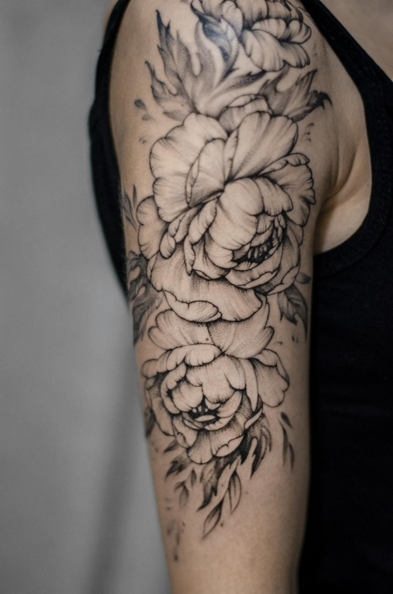 На плечі чорно-білі півонії, фото - Тату салон Teta Tattoo