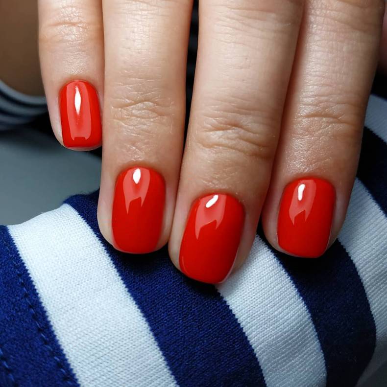 Класичний манікюр червоний на короткі нігті, фото - Майстер манікюру Елена