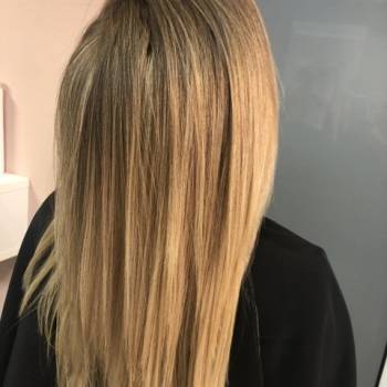 Осветление корня в технике air touch с персиковым оттенком! 