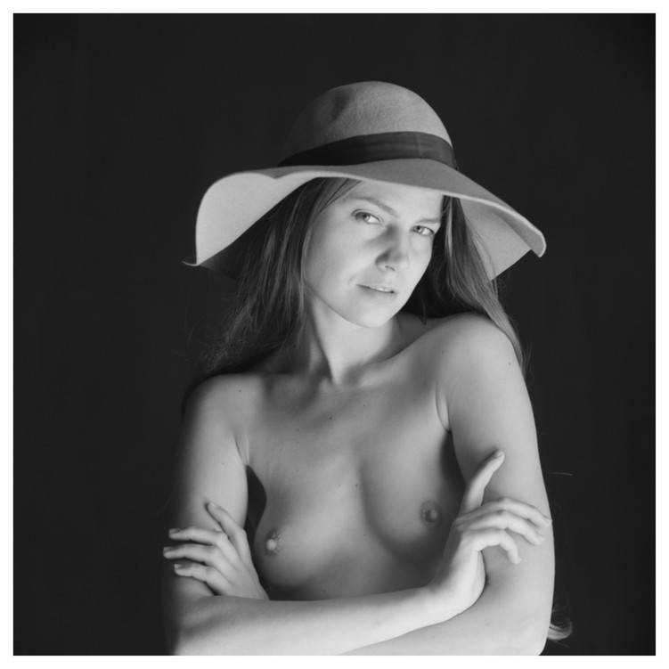 Фотосесія ню у студії чб, фото - Фотограф Олексій Рошка