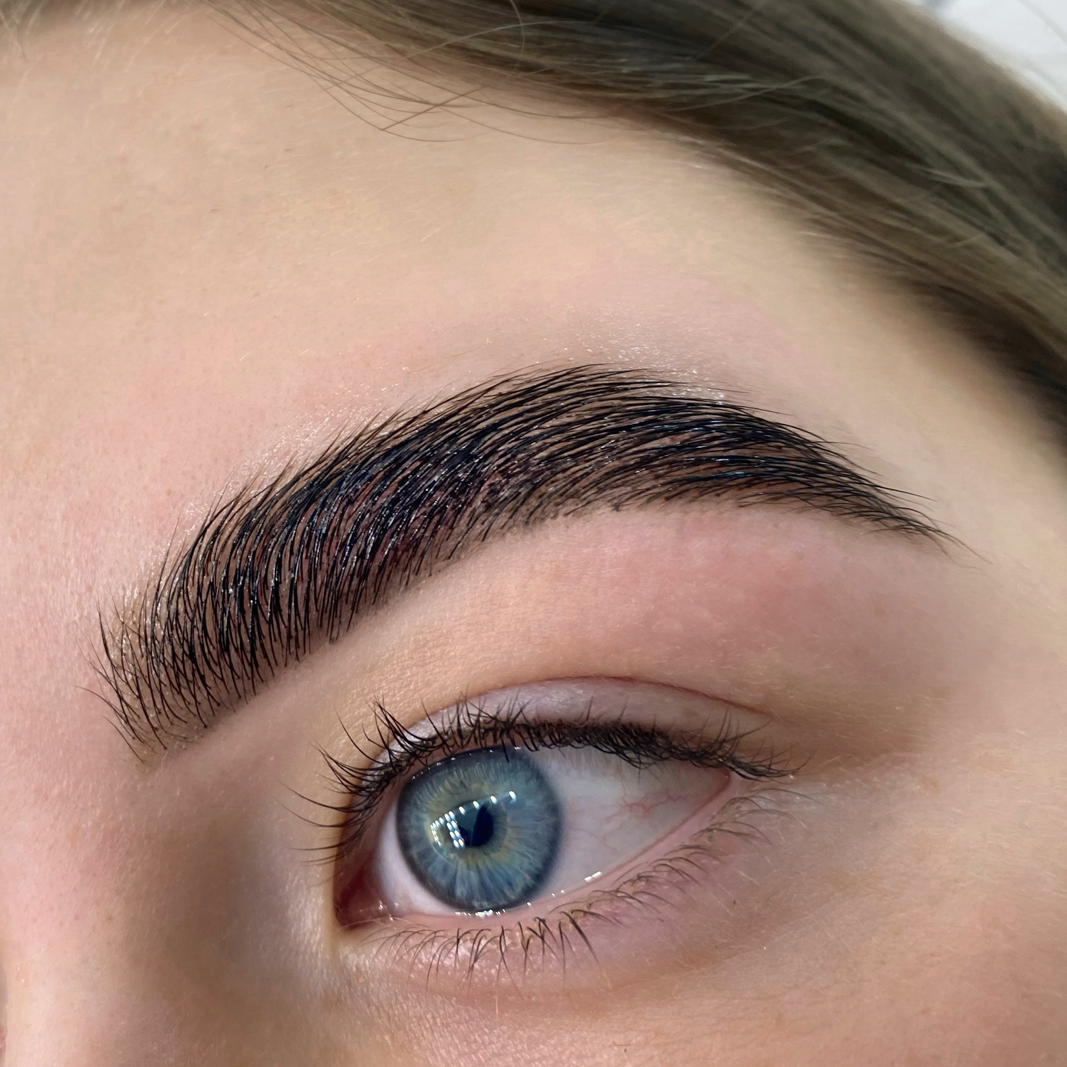 Долговременная укладка бровей, фото - Бровіст Виктория Манько