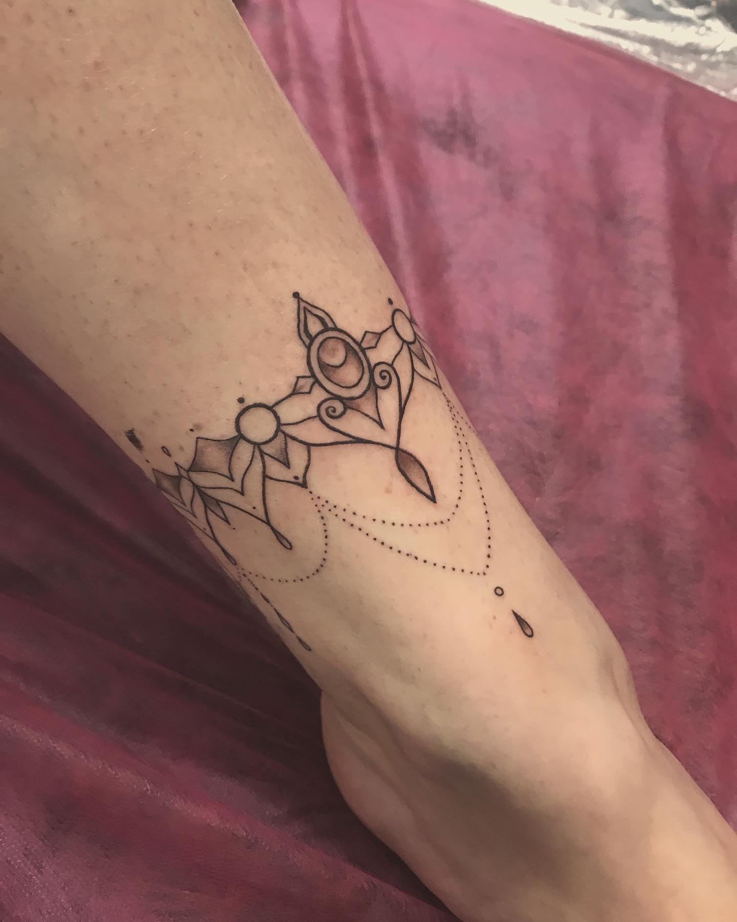 Для дівчат чорно-білі орнамент, фото - Студія татужу Elf Tattoo