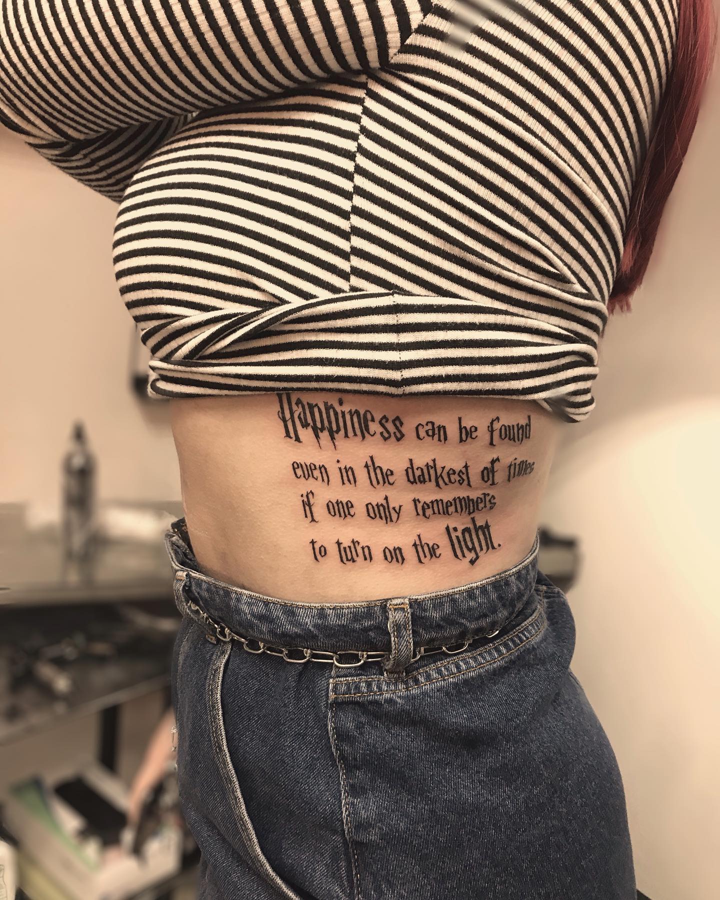 Для дівчат чорно-білі напис, фото - Студія татужу Elf Tattoo