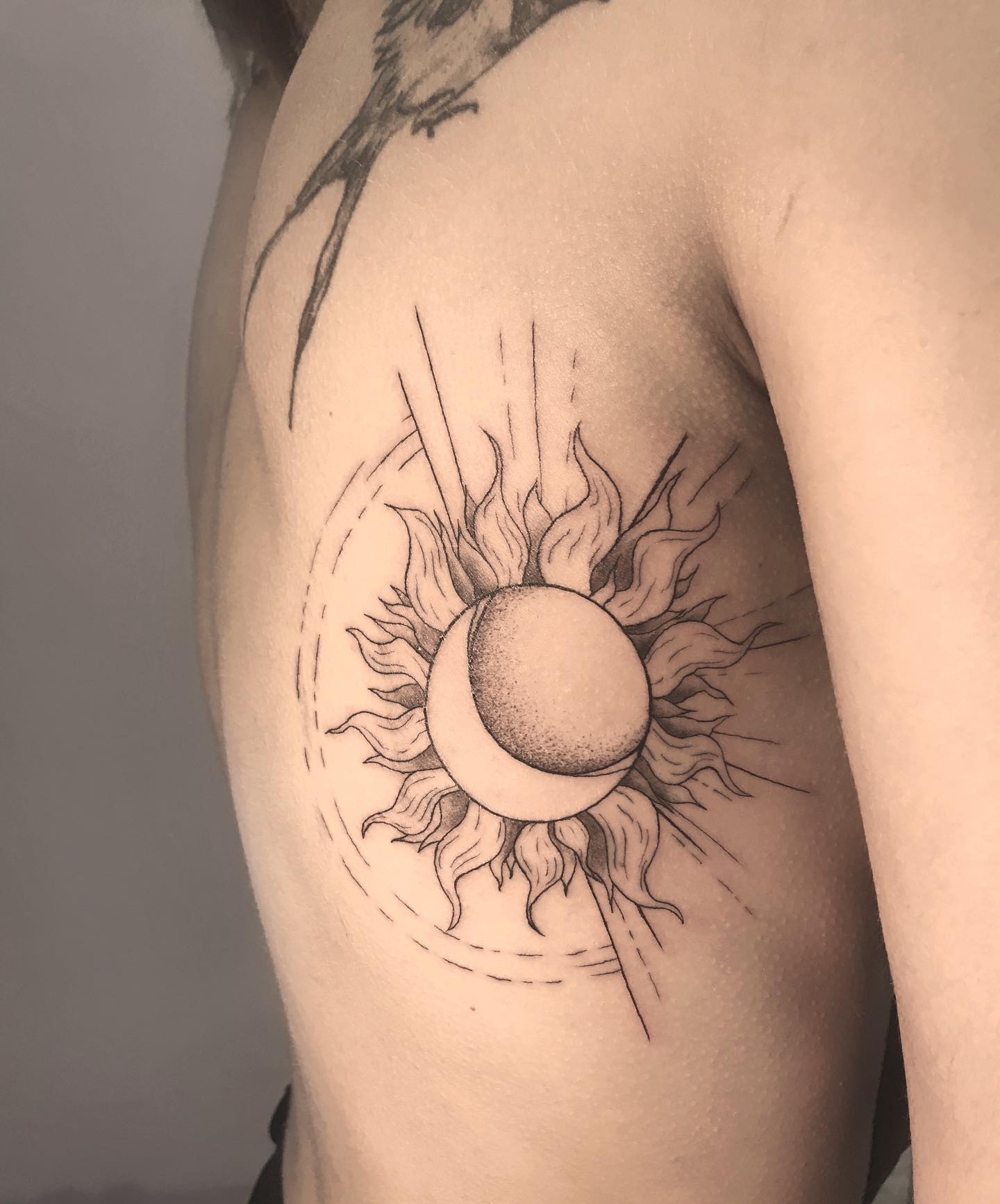 Сонце, фото - Студія татужу Elf Tattoo