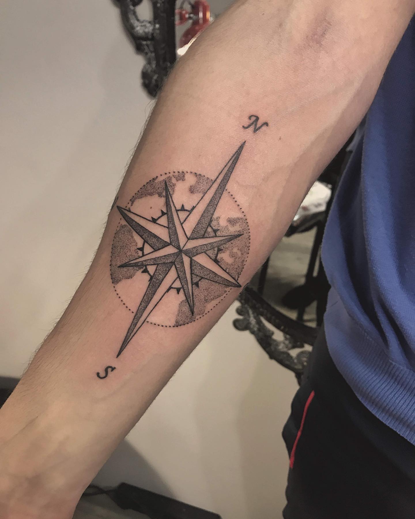 Мужские на предплечье черно-белые, фото - Студия татуажа Elf Tattoo