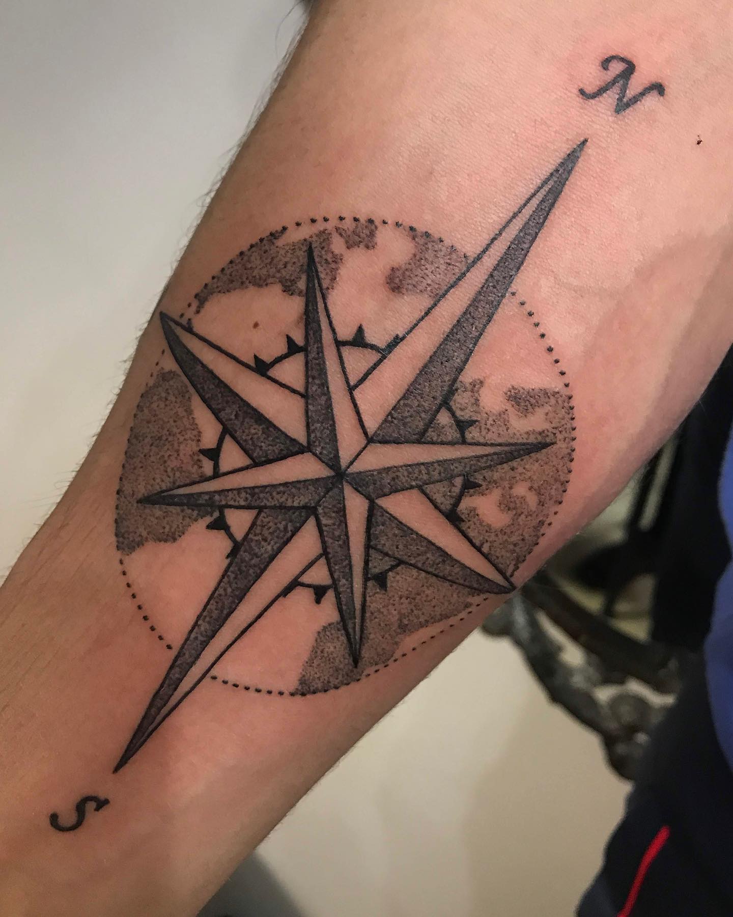 Мужские на предплечье черно-белые, фото - Студия татуажа Elf Tattoo