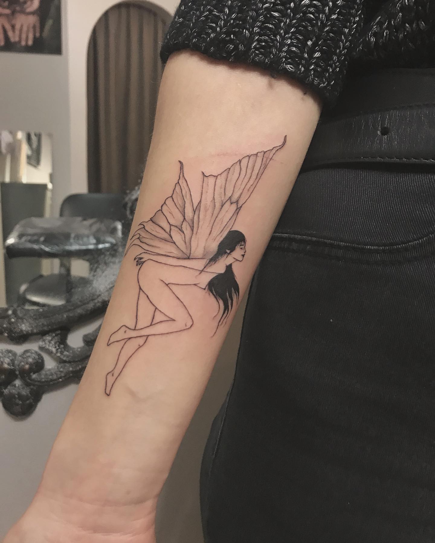 Для дівчат на передпліччі чорно-білі, фото - Студія татужу Elf Tattoo