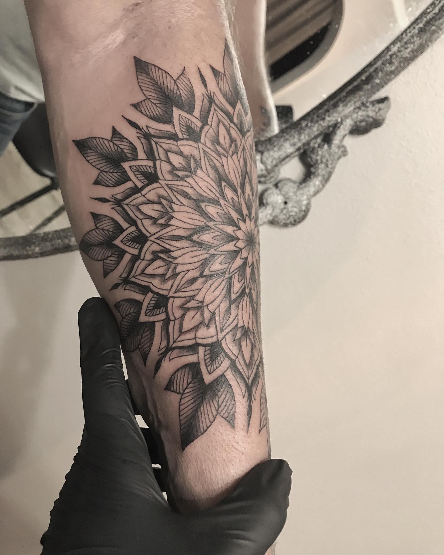 Мужские на предплечье черно-белые, фото - Студия татуажа Elf Tattoo