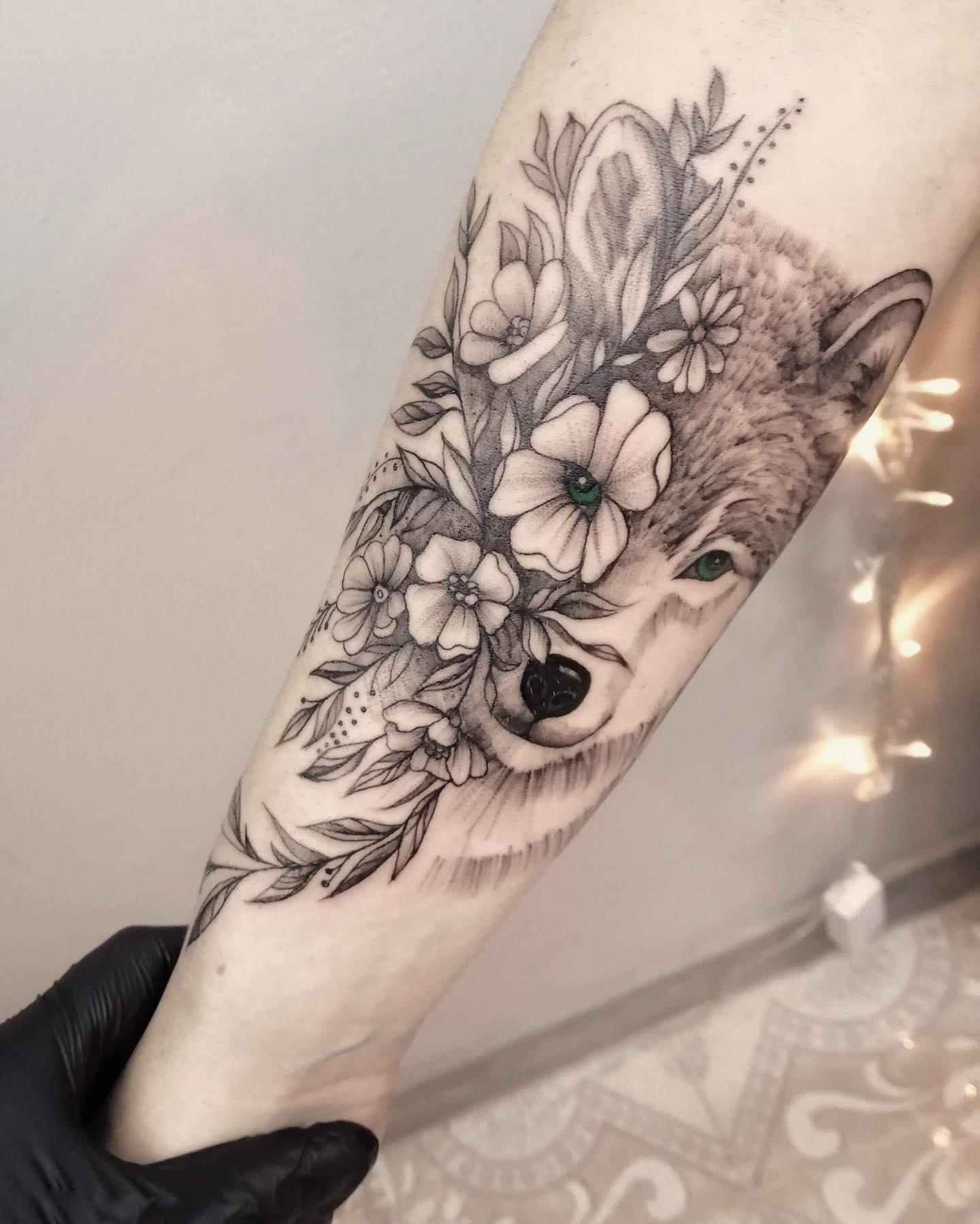 Женские волк на предплечье, фото - Студия татуажа Elf Tattoo