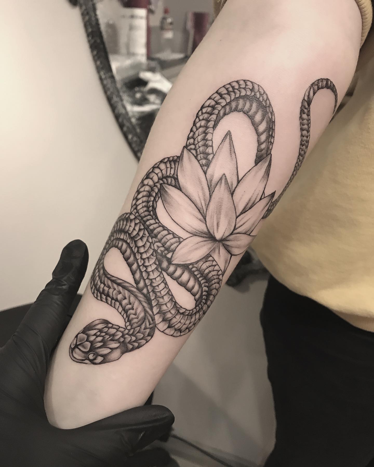 Для дівчат змія на передпліччі, фото - Студія татужу Elf Tattoo