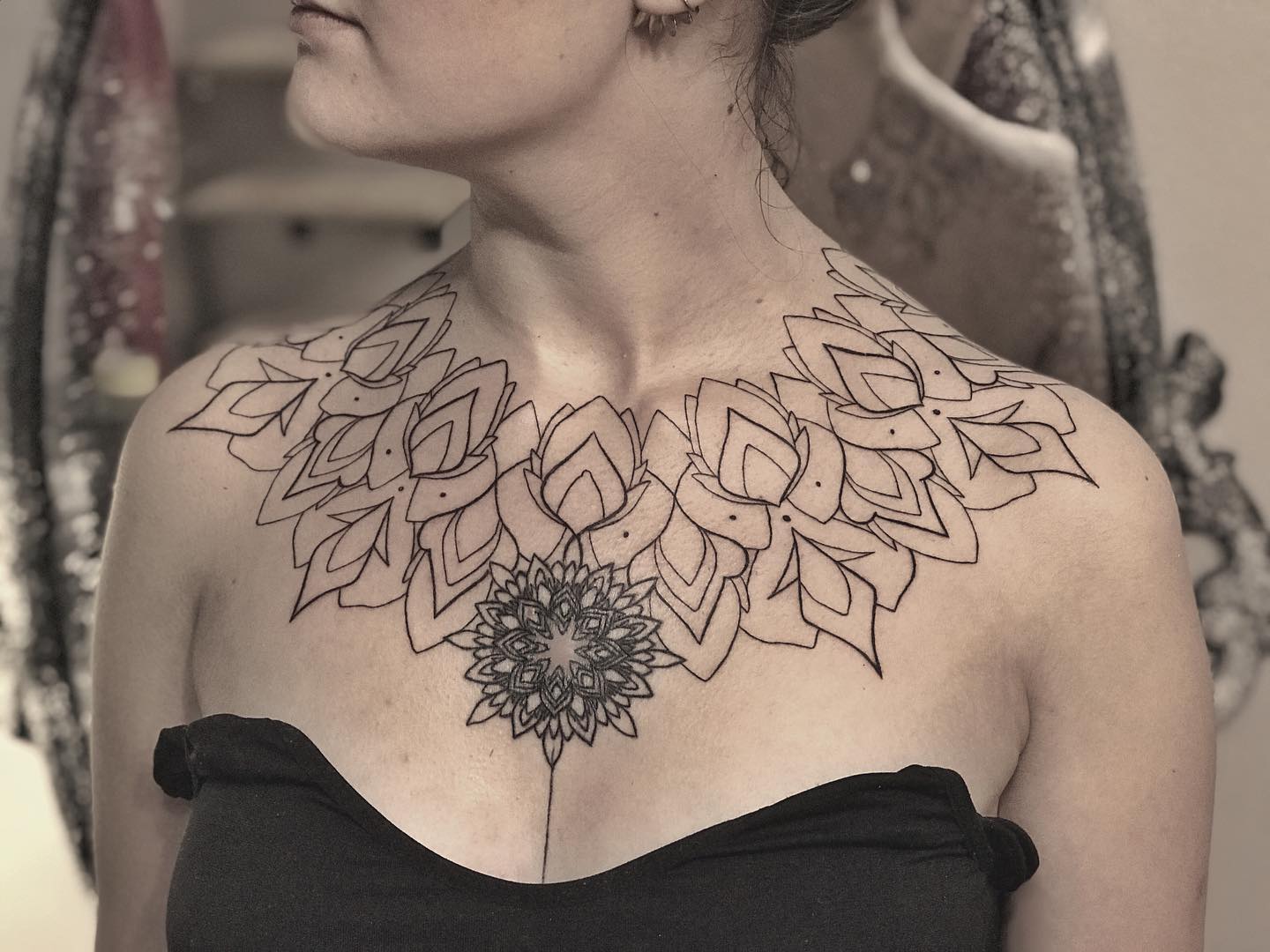 Женские черно-белые на груди, фото - Студия татуажа Elf Tattoo