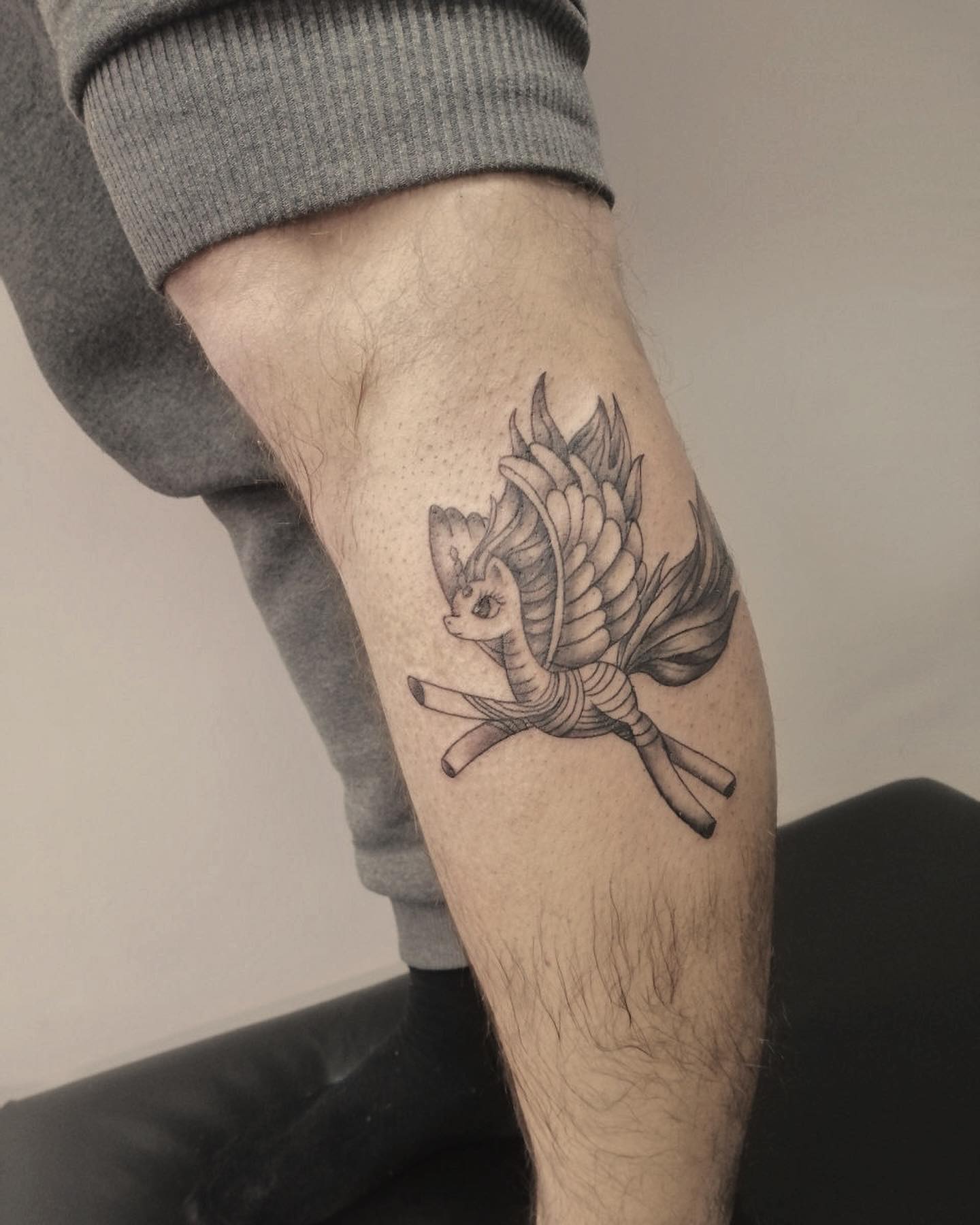 Мужские черно-белые на икре, фото - Студия татуажа Elf Tattoo