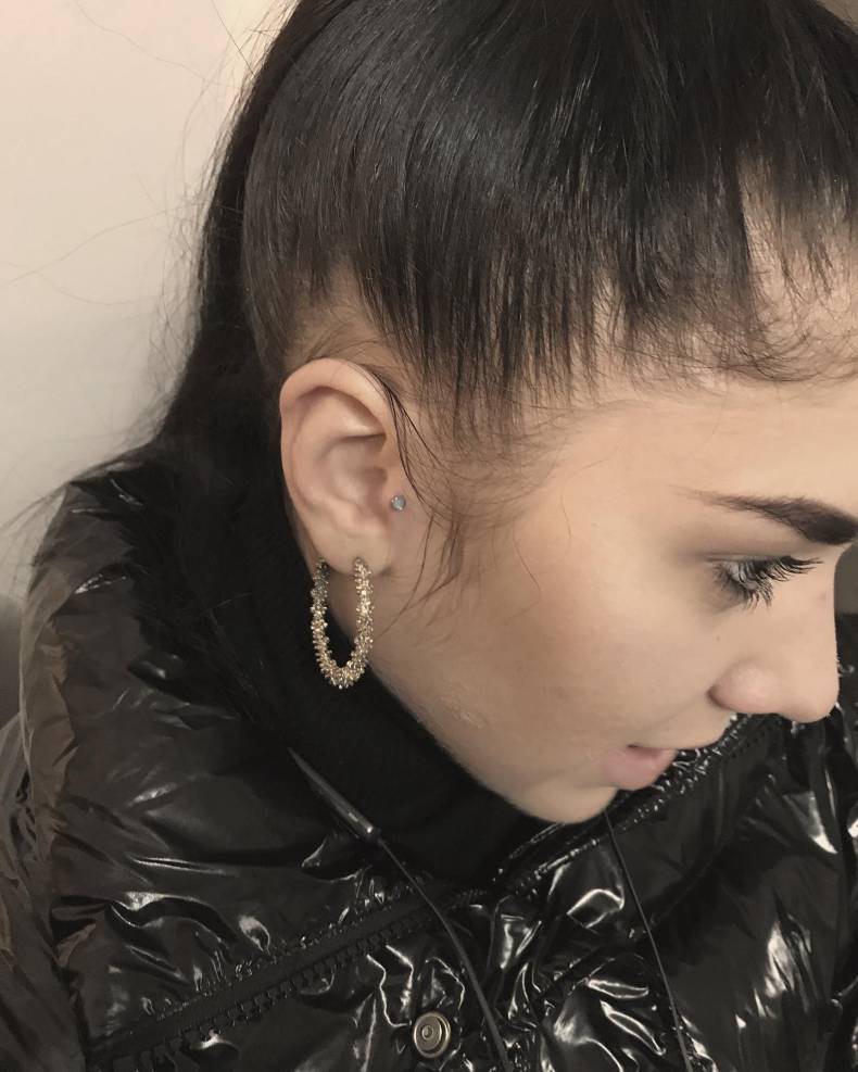 Пірсинг вуха мочки трагус, фото - Студія татужу Elf Tattoo