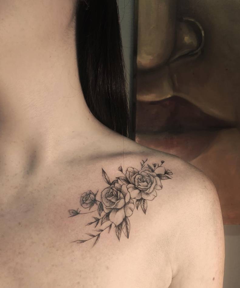 Женские на плече роза, фото - Студия татуажа Elf Tattoo