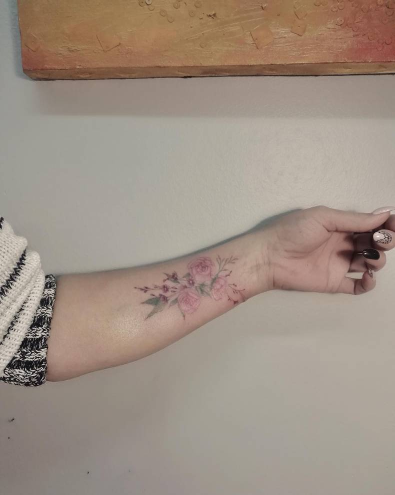 Женские на предплечье роза, фото - Студия татуажа Elf Tattoo