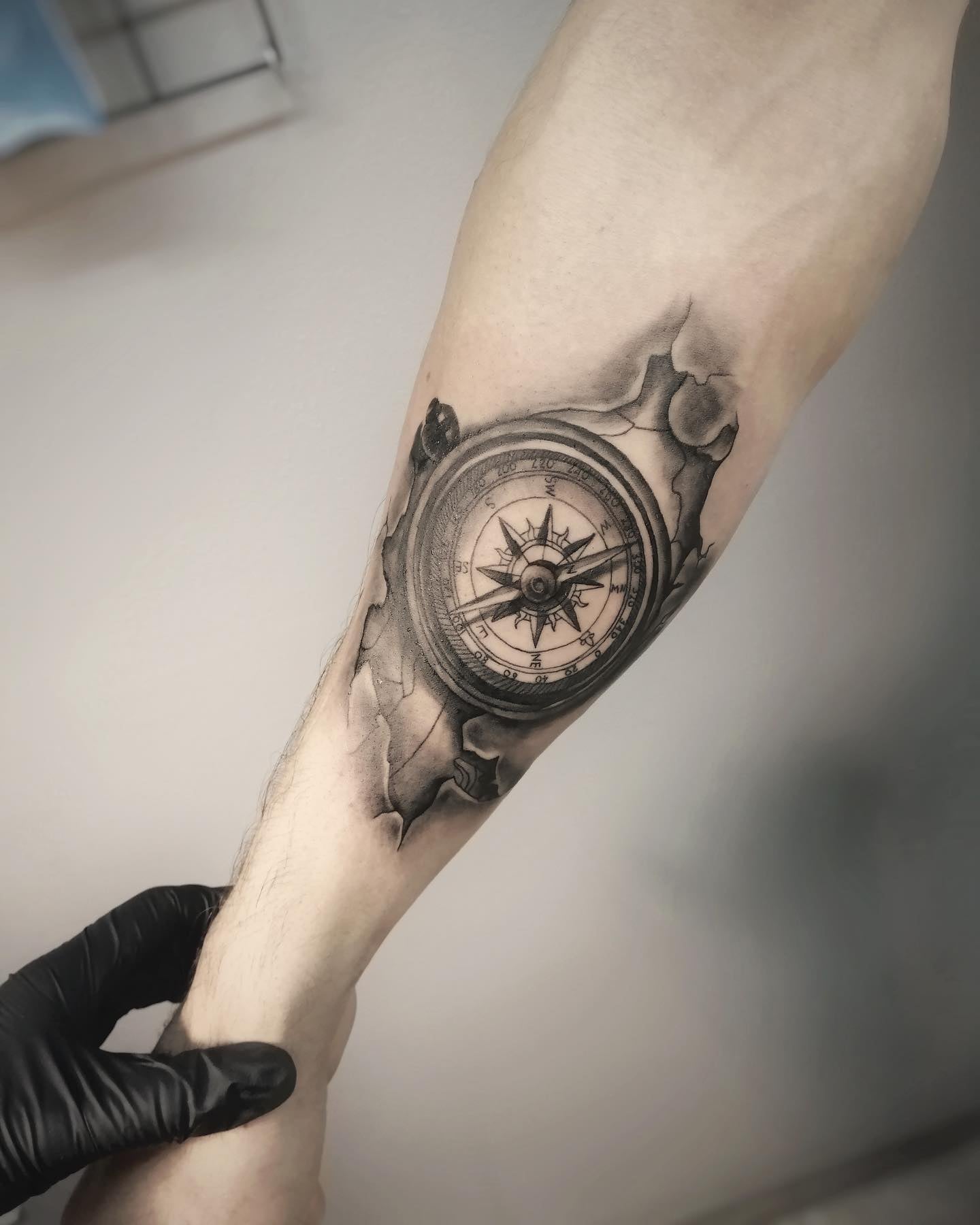 Для хлопців на передпліччі реалізм, фото - Студія татужу Elf Tattoo