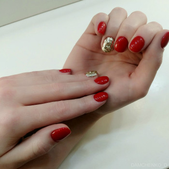 Червоний манікюр на короткі нігті із золотом, фото - Майстер манікюру Диана Дамченко