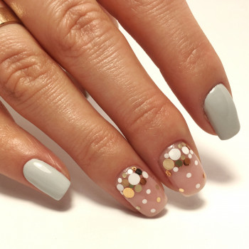 Світлий манікюр з крапками дизайном, фото - Майстер манікюру Ліна Марценюк