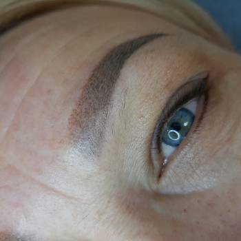 Пудрові брови, амбре:
Класична стрілка