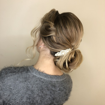 Накрутки та зачіски
                    Парикмахер-визажист Христя Львов