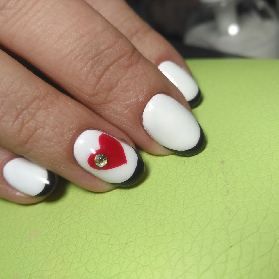 Білий манікюр чорний із серцями, фото - Нігтьова студія Nail Lux