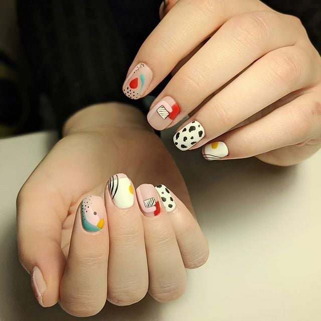 Маникюр с рисунком разноцветный абстракция, фото -  Bright Nail Studio