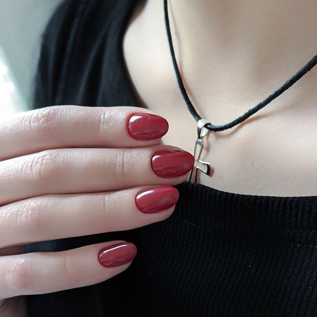 Класичний манікюр червоний однотонний (монохромний), фото -  Bright Nail Studio