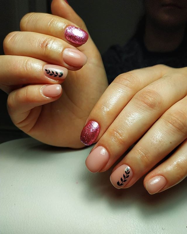 Нежный маникюр нюдовый с блестками, фото - Ногтевая студия M&D Nails