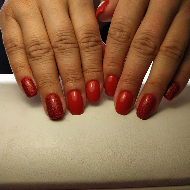 Червоний манікюр з блискітками яскравий, фото - Нігтьова студія M&D Nails