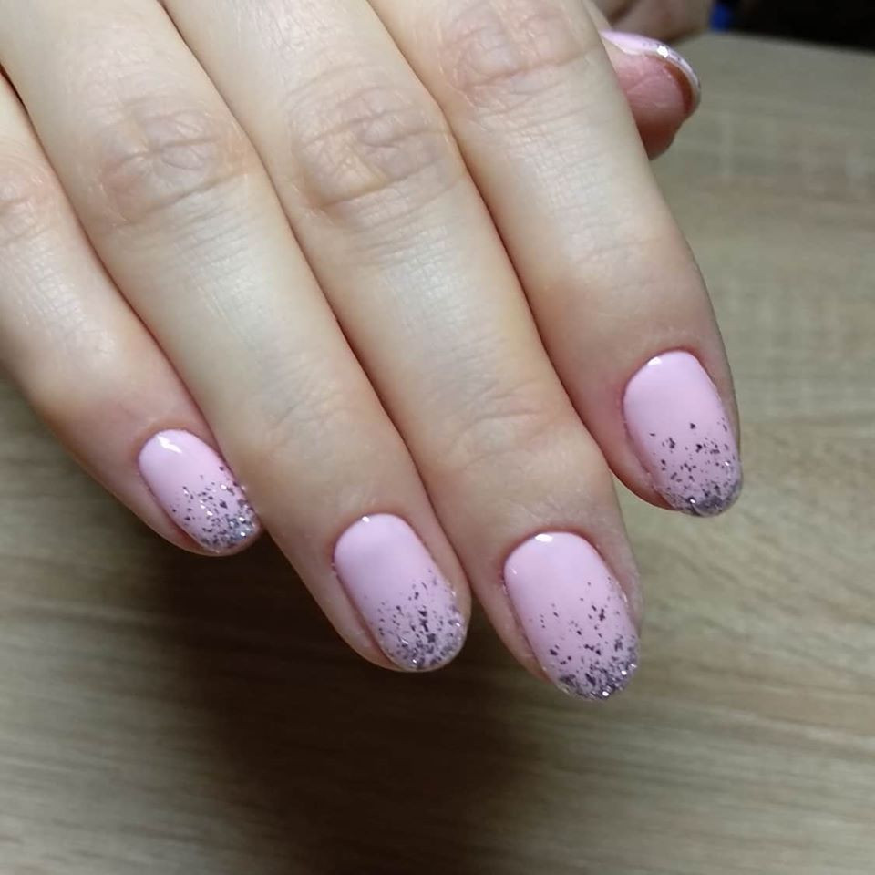 Нежный маникюр с блестками розовый, фото - Ногтевая студия Helen Nail Service