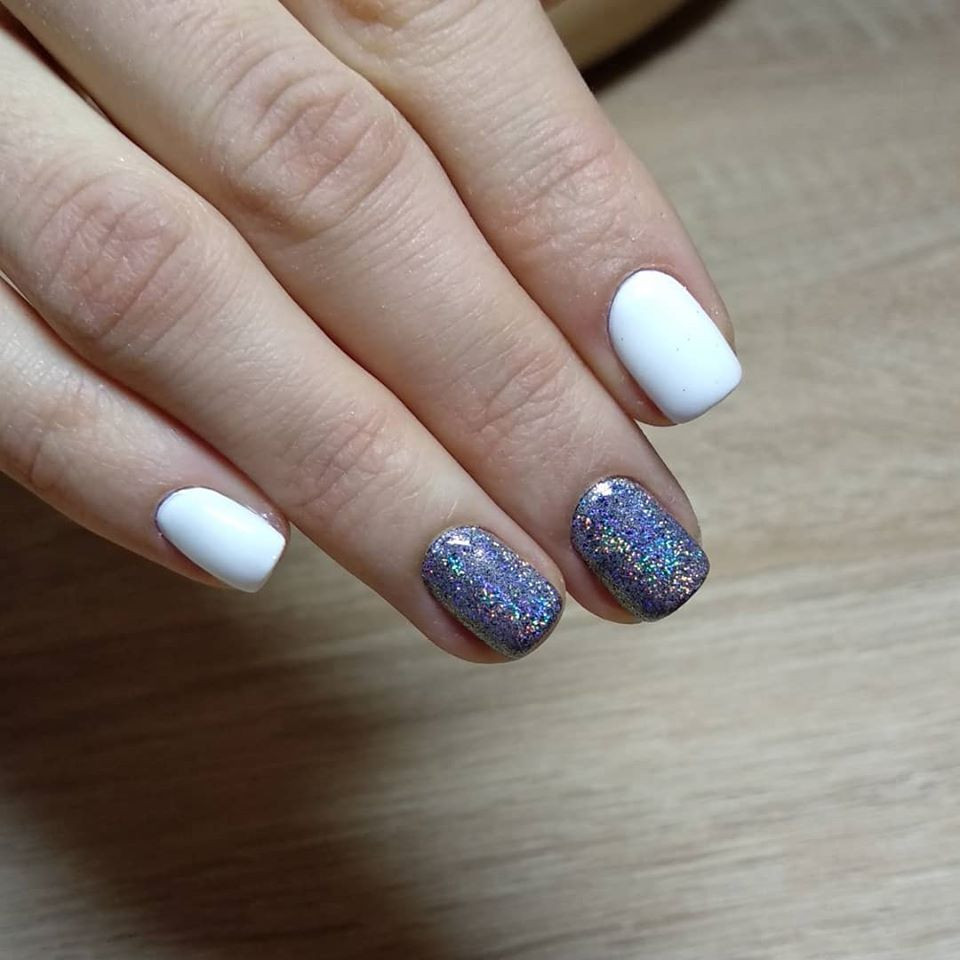 Білий манікюр на короткі нігті з блискітками, фото - Нігтьова студія Helen Nail Service