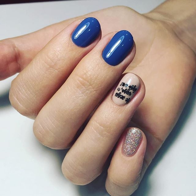 Маникюр с блестками синий надписью, фото - Ногтевая студия Good Nails