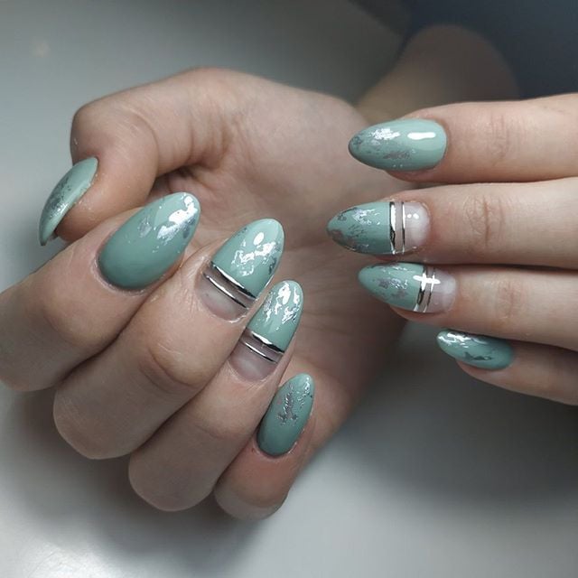 Маникюр с серебром фольгой мятный, фото - Ногтевая студия Arzamazova Style